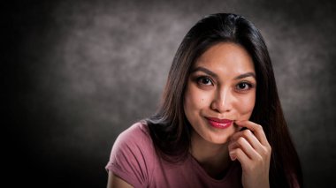 Yüzünde tatmin edici bir ifade olan genç bir kadının yakın çekimi.