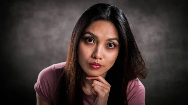 Junge hübsche Frau mit nachdenklichem Gesichtsausdruck — Stockfoto