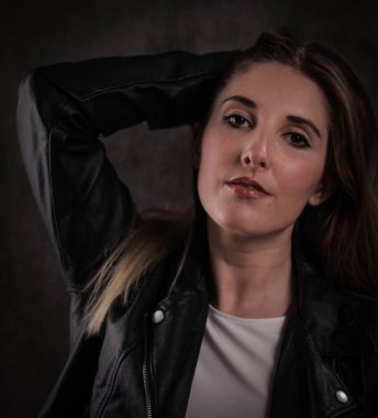 20 'li yaşlarının ortasında çekici bir kadının yakın plan fotoğrafı.