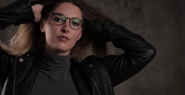 Fotoğraf çekimi için poz vermek - 20 'li yaşlarının ortasında genç bir kadın -