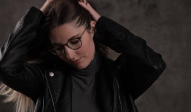 Fotoğraf çekimi için poz vermek - 20 'li yaşlarının ortasında genç bir kadın -