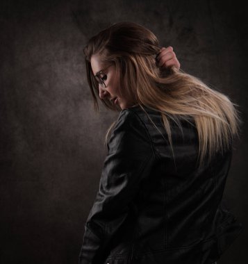 Stüdyoda güzel bir sarışının yakın çekimi.