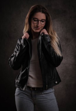 Çekici genç kadın kameraya poz veriyor.