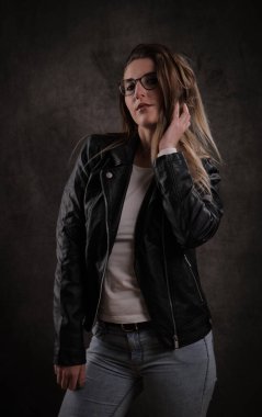 Çekici genç kadın kameraya poz veriyor.