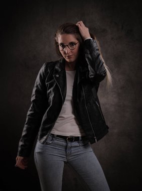 Çekici genç kadın kameraya poz veriyor.