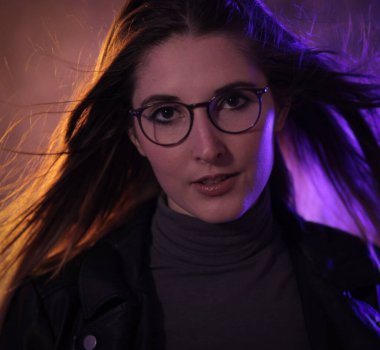 Genç bir kadının güçlü renkli portresi.