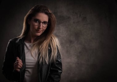 20 'li yaşlarının ortasında kendine güvenen genç bir kadın.