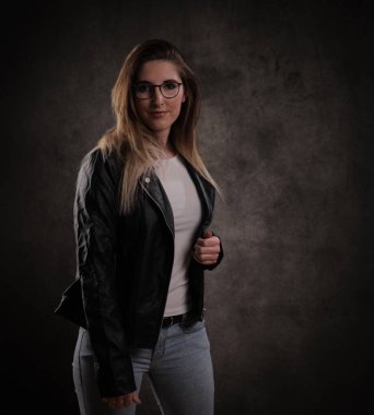 Genç ve çekici bir kadının stüdyoda fotoğraf çekimi var.