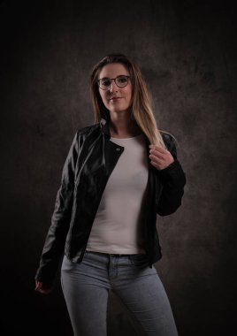 Gri arka planda güzel bir vücudu olan genç sporcu bir kadın.