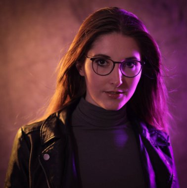 Genç ve güzel bir kadının güzel ve moda fotoğrafı.