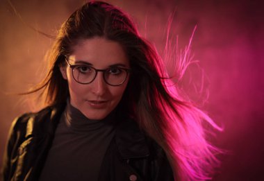 Vahşi sarı saçlı genç bir kadının enerjik fotoğrafı.