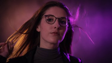 Genç bir kadının güçlü renkli portresi.