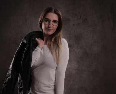 Stüdyoda güzel bir sarışının yakın çekimi.