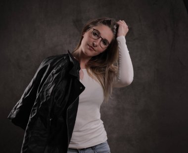 Stüdyoda genç ve çekici bir kadınla fotoğraf çekimi.