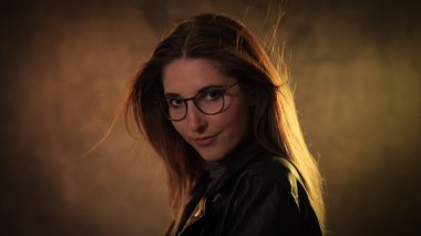 Genç bir kadının güçlü renkli portresi.