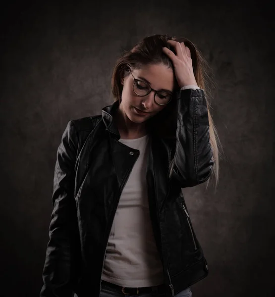 Attraktive junge Frau posiert für die Kamera — Stockfoto