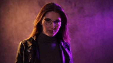 Genç bir kadının güçlü renkli portresi.