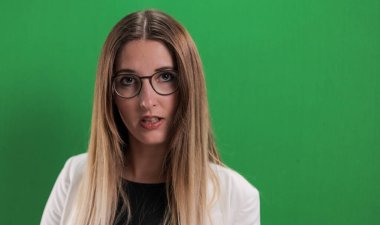 Genç ve güzel bir kadının vesikalığı.