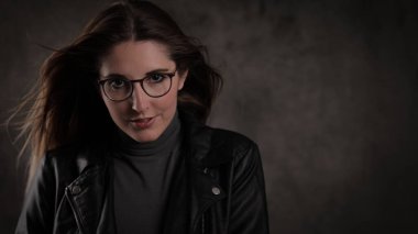 20 'li yaşlarının ortasında çekici bir kadının yakın plan fotoğrafı.