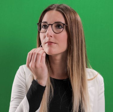 Corona Antijen Kendi Kendini Test Ediyor - Genç bir kadın Covid-19 kendi kendini test ediyor