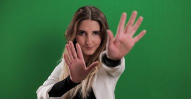 Genç bayan geri çekiliyor ve beni rahat bırakıyor.