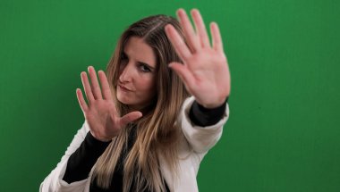 Genç ve güzel bir kadın kulaklıkla müzik dinliyor.