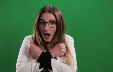 Genç ve güzel bayan endişeli görünüyor.