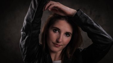 Stüdyoda genç ve çekici bir kadınla fotoğraf çekimi.