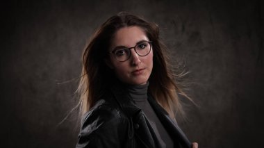 Stüdyoda genç ve çekici bir kadınla fotoğraf çekimi.