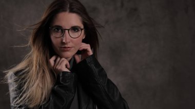 20 'li yaşlarının ortasında çekici bir kadının yakın plan fotoğrafı.