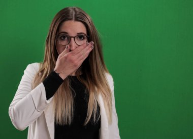 Genç ve güzel bayan endişeli görünüyor.