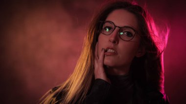 Genç bir kadının güçlü renkli portresi.