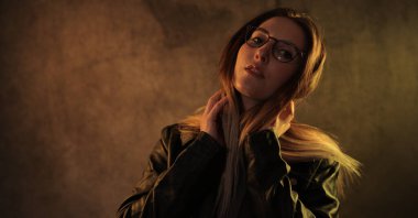 Genç bir kadının güçlü renkli portresi.