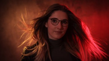 Genç ve güzel bir kadının güzel ve moda fotoğrafı.