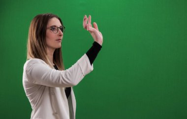 Genç bir kadın büyük hayali bir dokunmatik ekrana dokunuyor.