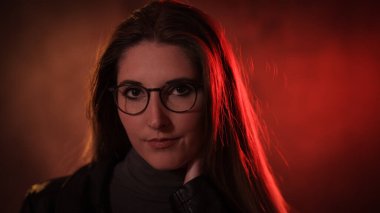 Genç bir kadının güçlü renkli portresi.