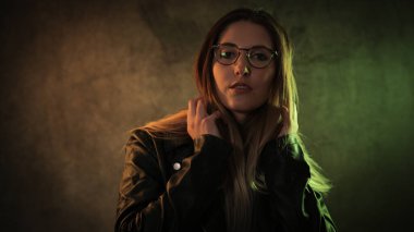 Genç bir kadının güçlü renkli portresi.