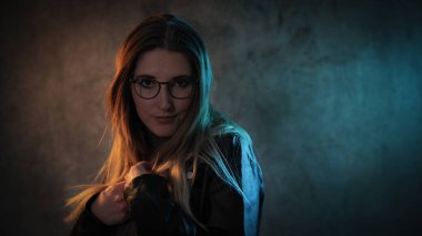 Genç bir kadının güçlü renkli portresi.