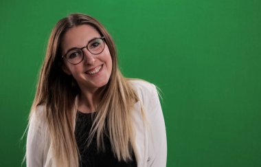 20 'li yaşlarının ortasında genç ve güzel bir kadın kameraya gülüyor.