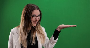 Genç bir kadın avucunda bir şey sunar.