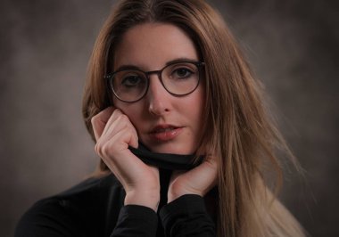 Stüdyoda güzel bir sarışının yakın çekimi.