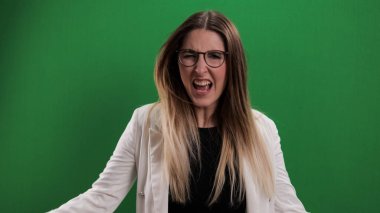 Genç bayan çok sinirli görünüyor.