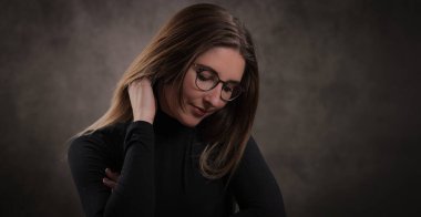 20 'li yaşlarının ortasında genç, güzel bir kadın. Portre fotoğrafı.