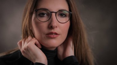 20 'li yaşlarının ortasında genç, güzel bir kadın. Portre fotoğrafı.