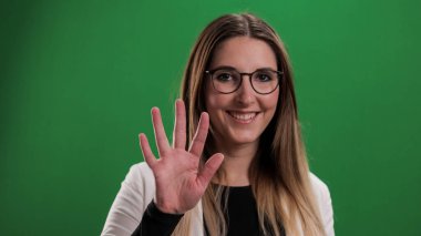 Genç güzel kadın kameraya el sallıyor.