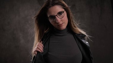 Stüdyoda genç ve çekici bir kadınla fotoğraf çekimi.