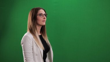 Genç bir kadın büyük hayali bir dokunmatik ekrana dokunuyor.