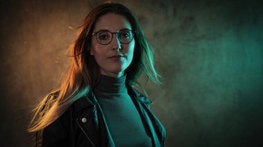 Genç bir kadının güçlü renkli portresi.