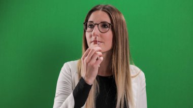 Corona Antijen Kendi Kendini Test Ediyor - Genç bir kadın Covid-19 kendi kendini test ediyor