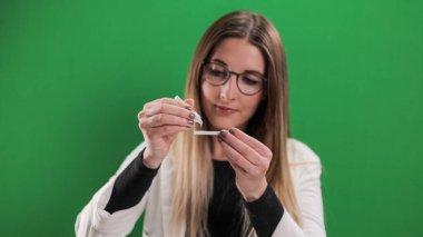 Corona Antijen Kendi Kendini Test Ediyor - Genç bir kadın Covid-19 kendi kendini test ediyor